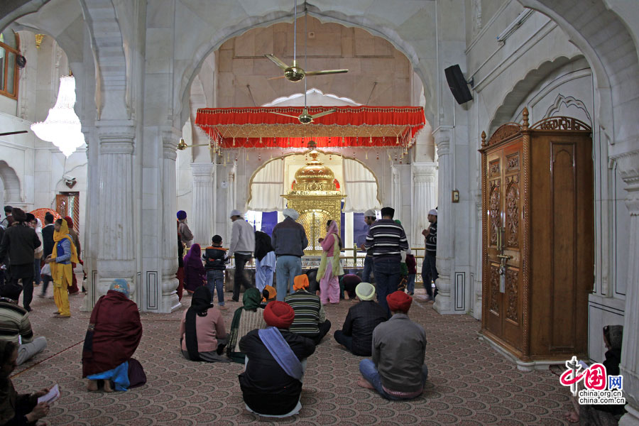 建筑里全是包着头巾的锡克教徒在祷告