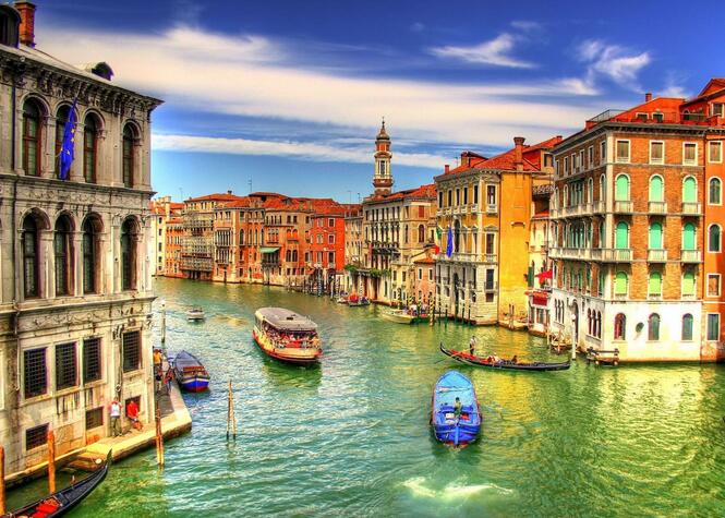 意大利威尼斯民众上街抗议游客“入侵”