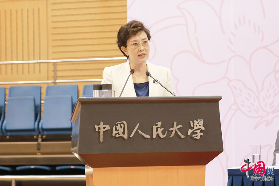 中国人民大学党委书记靳诺讲话,校长刘伟主持开学典礼.