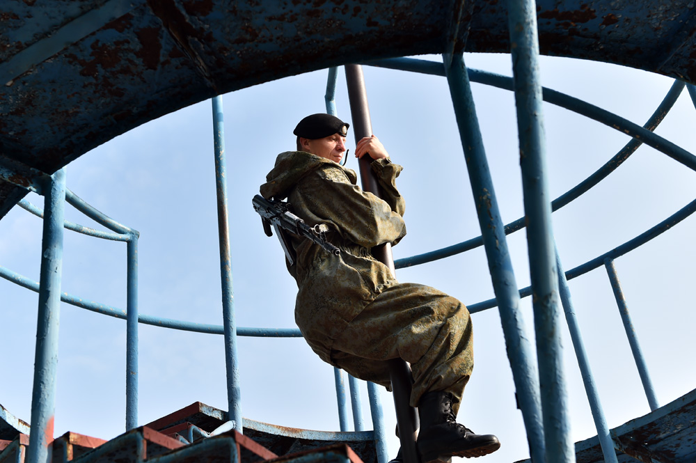 9月13日，参加中俄“海上联合-2016”联演的俄海军陆战队员正在进行400米渡海登岛训练。（人民网记者 翁奇羽 摄）