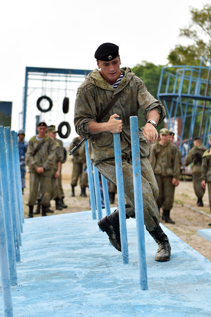 9月13日，参加中俄“海上联合-2016”联演的俄海军陆战队员正在进行400米渡海登岛训练。（人民网记者 翁奇羽 摄）
