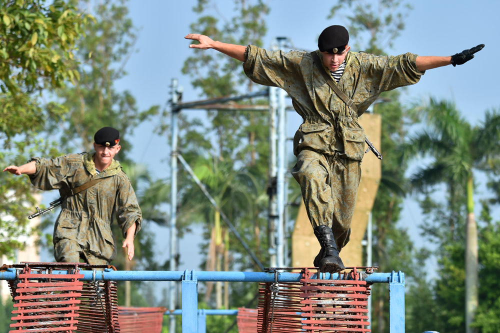 9月13日，参加中俄“海上联合-2016”联演的俄海军陆战队员正在进行400米渡海登岛训练。（人民网记者 翁奇羽 摄）