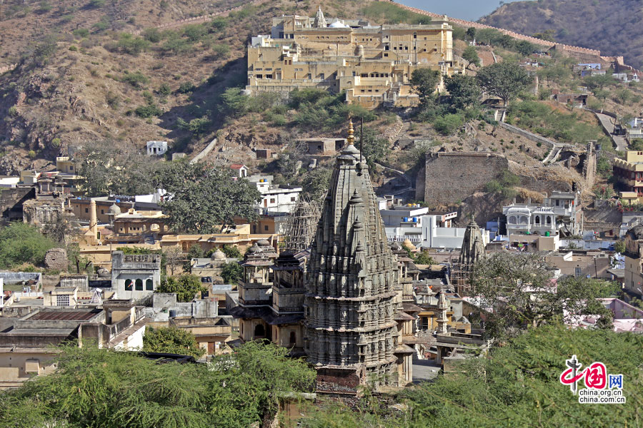 高大的印度教庙宇矗立于旧城间