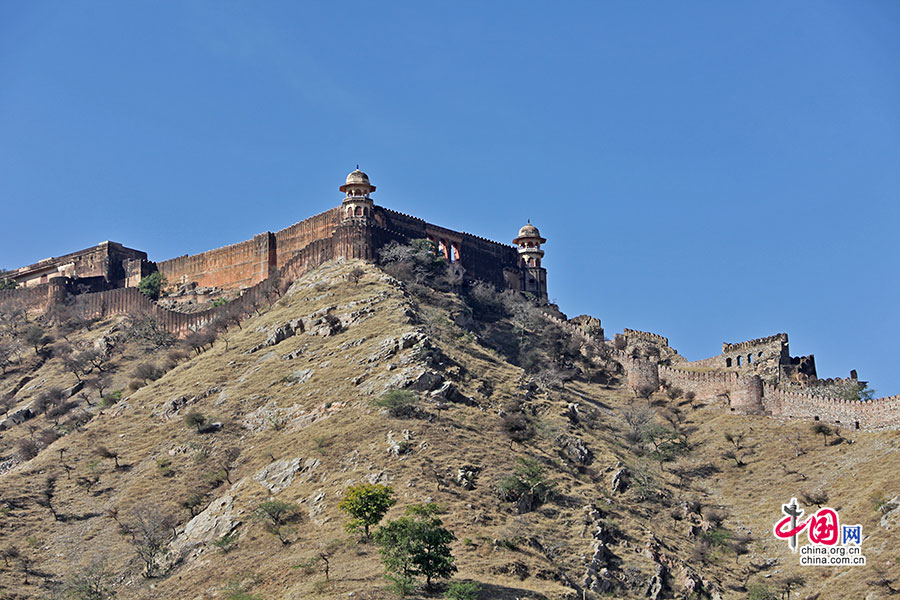 杰伊加尔古堡（Jaigarh fort）高耸在安梅尔堡的上方