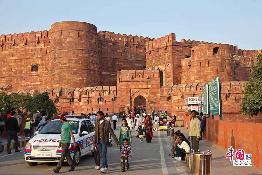 Amar Singh gate是今天进入阿格拉红堡的唯一大门