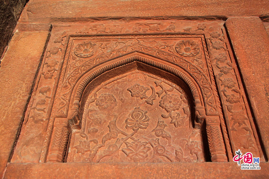 贾汉尔宫大厅的莲花浅浮雕已融入印度本土风格