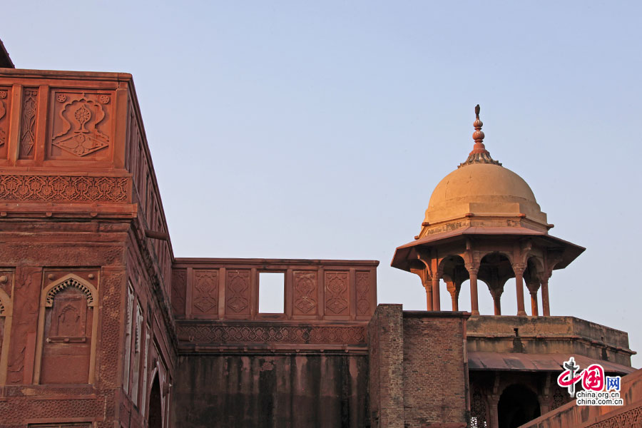 建筑一角的钟形小亭是拉贾斯坦与伊斯兰艺术的结合产物