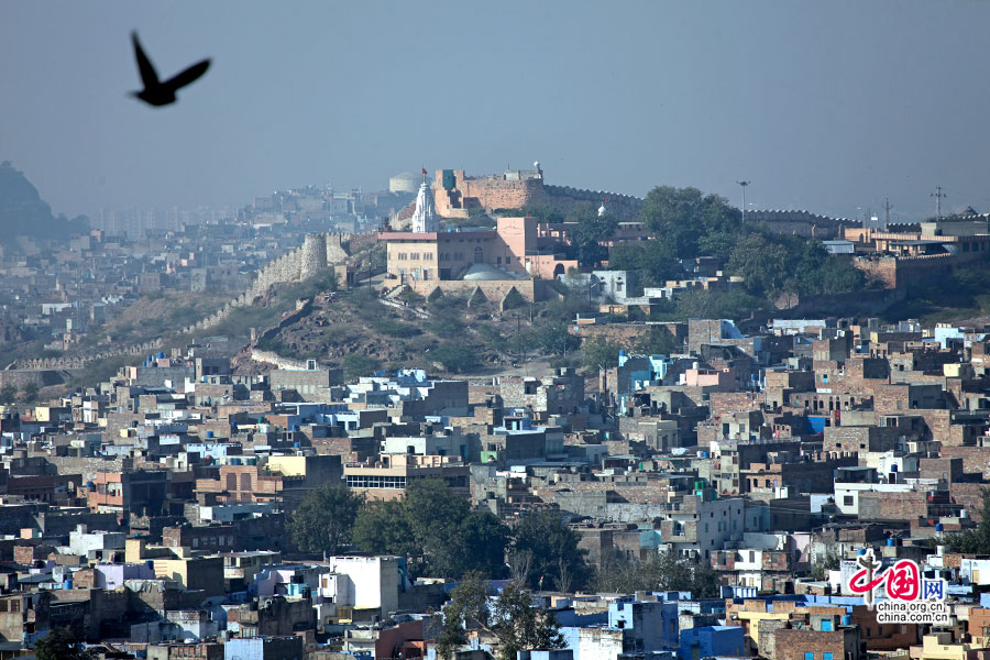 远处是印度教白塔与城墙