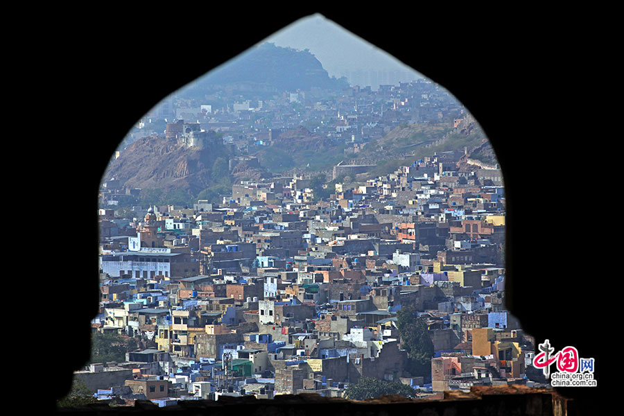 从古堡的一个伊斯兰风格的窗台轮廓里眺望城市