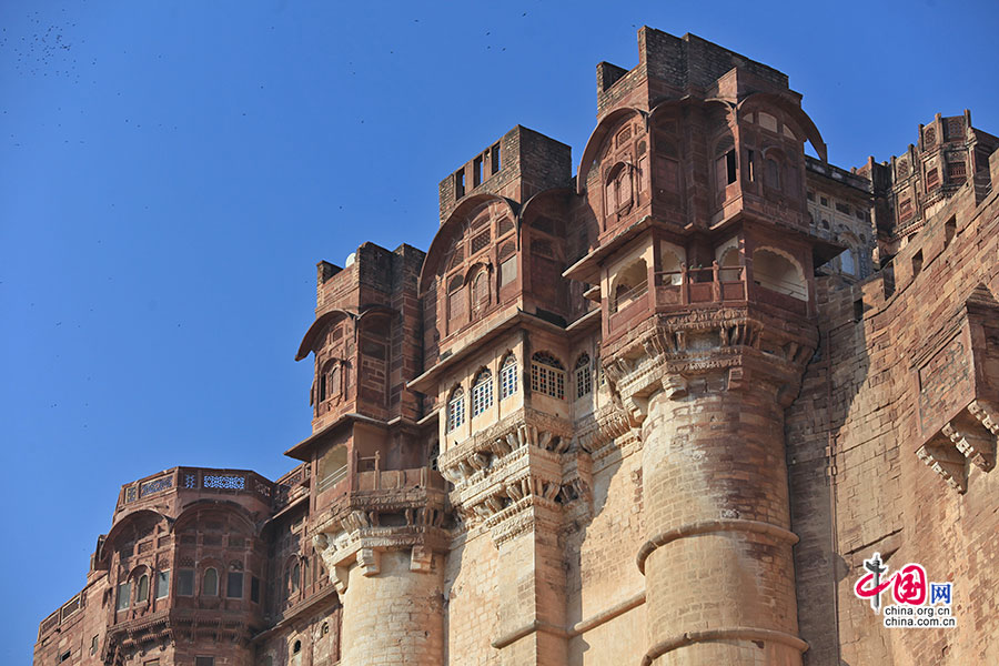 城堡顶端的建筑群有着拉其普特风格的弧形窗