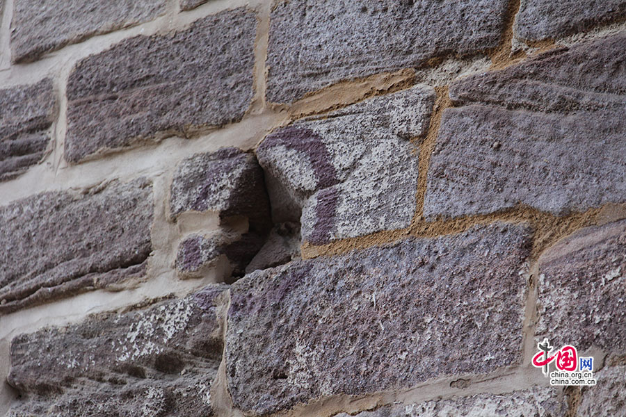 城墙上有许多炮弹坑