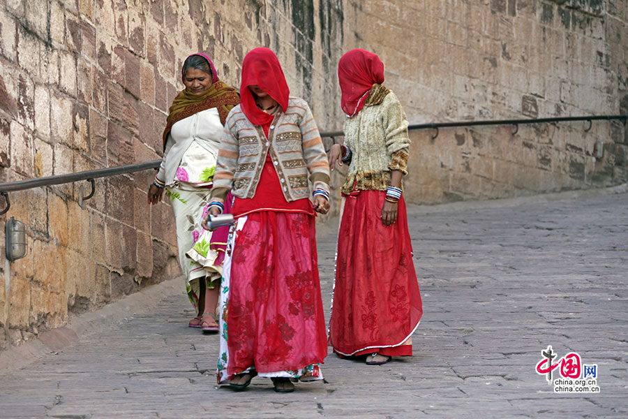 深受多年伊斯兰文化的影响，当地年轻的女子皆以头巾蒙面