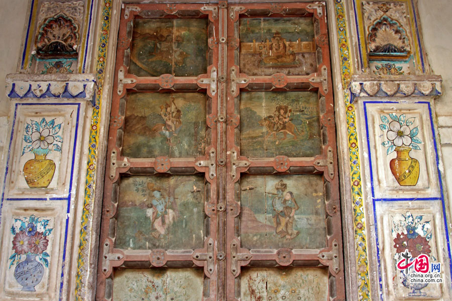 拉其普特传统的紫胶绘画常被用于装饰木制天花板与大门