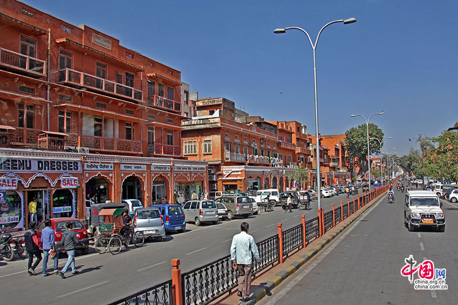 整齐笔直宽敞的chaura rasta大街是旧城主要的街道