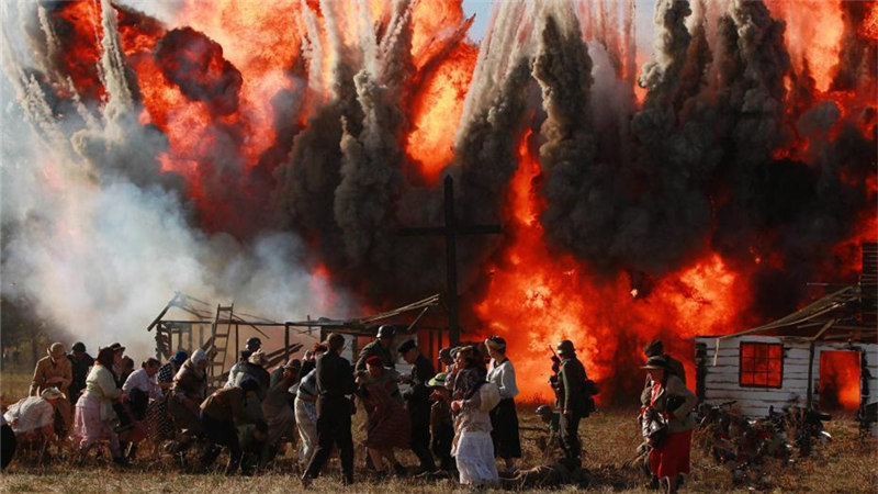 波兰重现二战战场 展示与德军激战画面