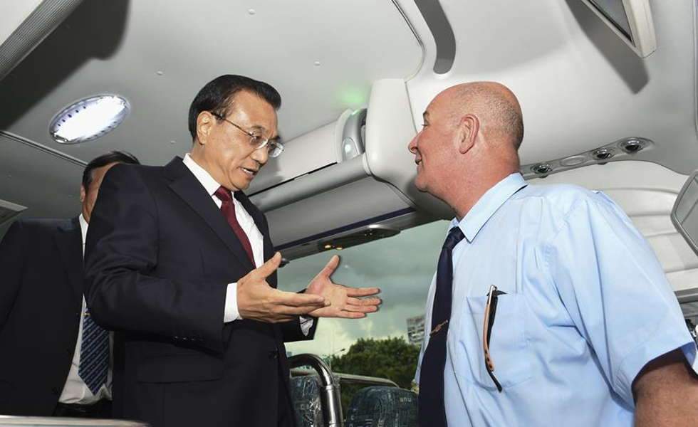 李克强在古巴体验中国出口客车 考察中国装备'走出去'
