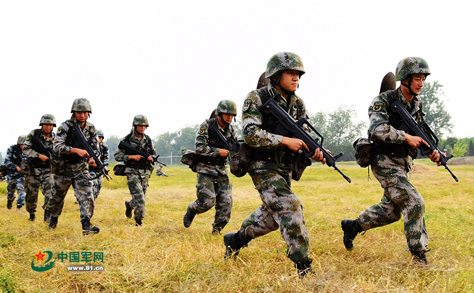成班二路纵队前进.