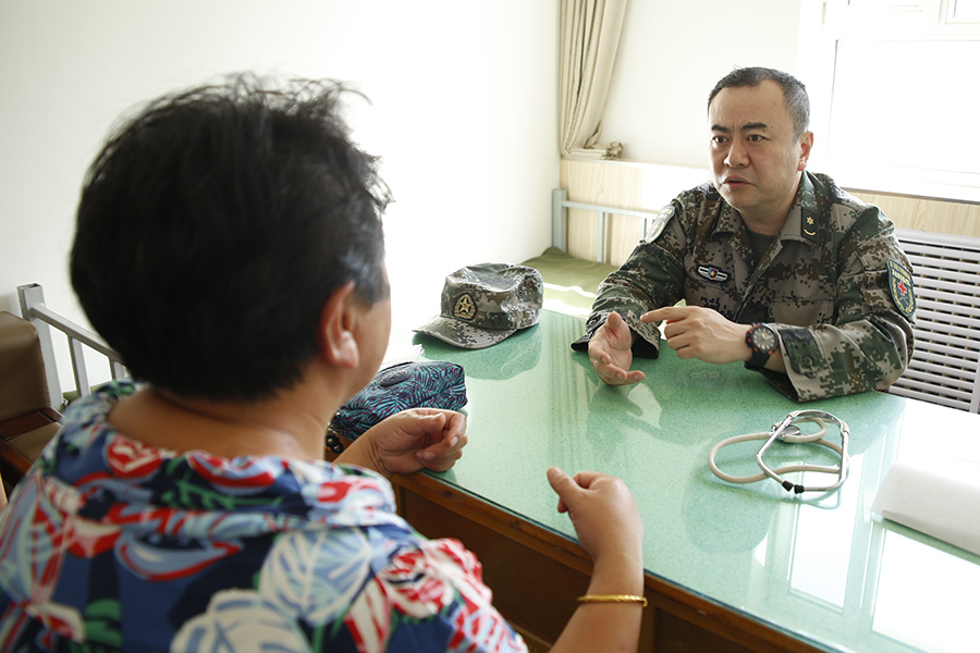 第三军医大学新桥医院心血管内科晋军副主任为喀什群众义诊.