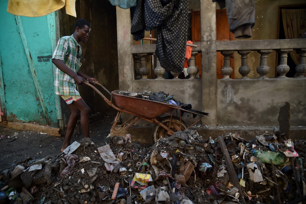 10月8日，在海地熱雷米，一名男子清理街道。
