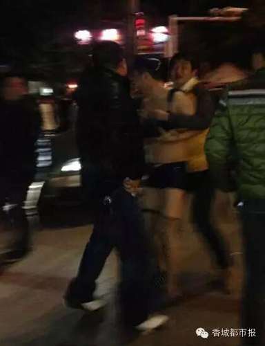 中国当街买女生内衣_女生当街内衣(2)