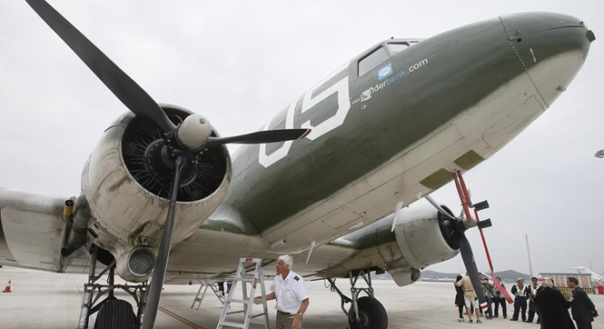 重飛駝峰航線:一架1944年製造的c-47運輸機飛抵昆明