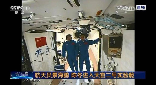 曝光航天员进入天宫二号画面