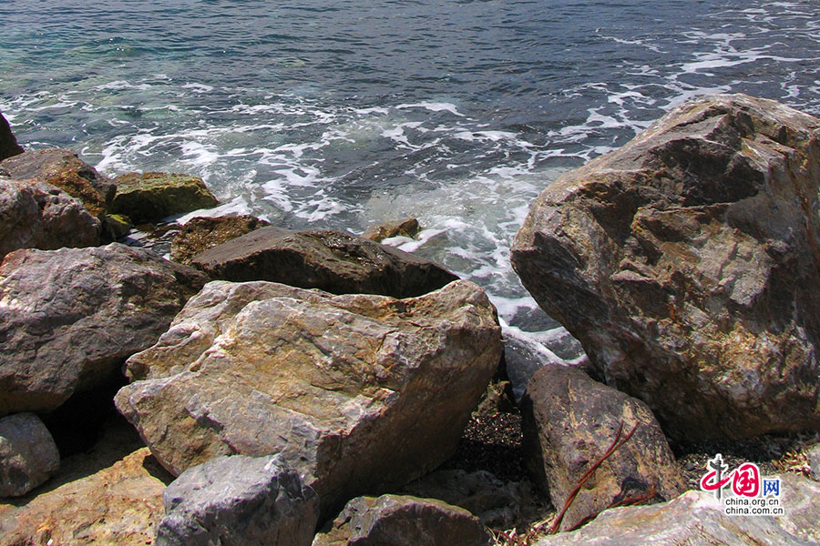 海边的黑礁石