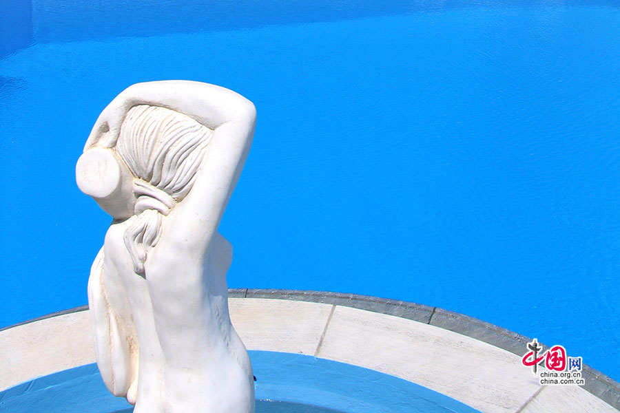 泳池边的雕塑