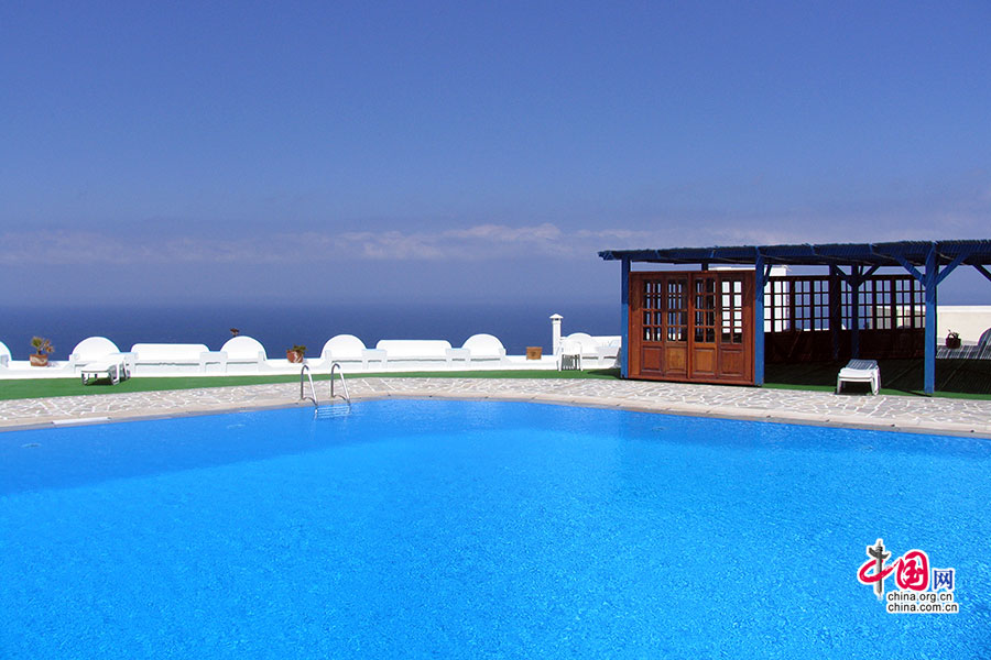 酒店的泳池与爱琴海