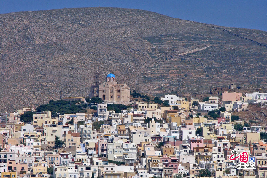 Paros岛上显著的蓝顶教堂