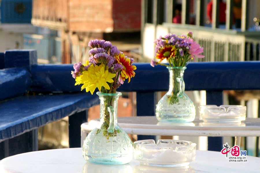 餐桌上的花朵