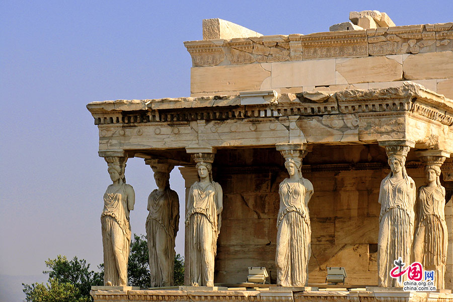 依瑞克提翁神殿由六尊少女像代替石柱的支撑