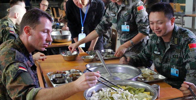 中德兩軍官兵舉行飲食文化交流活動