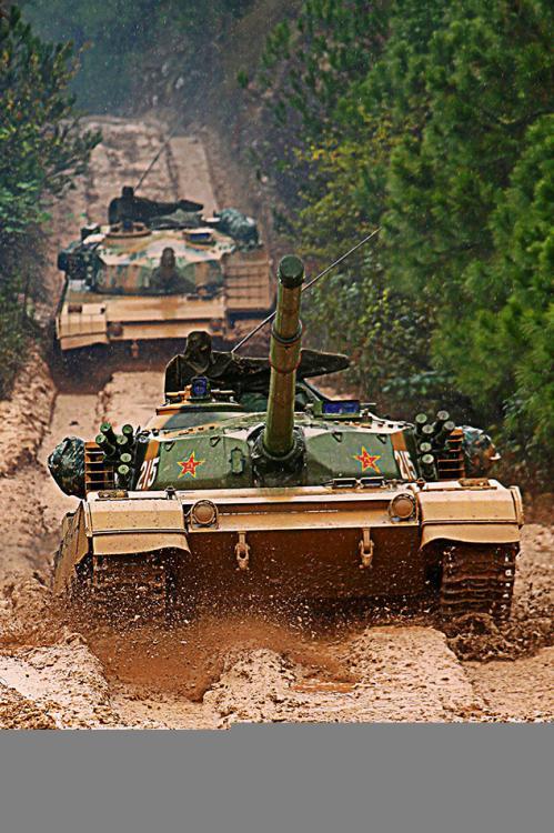 某装甲旅坦克分队实兵实弹考核 滚泥潭砺精兵