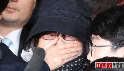 朴槿惠'亲信门'主角崔顺实抵达监察厅遭围堵