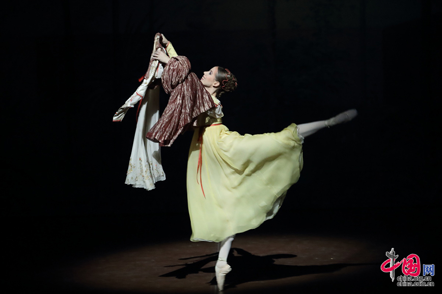斯图加特芭蕾舞团'罗朱'大剧院上演 展德国芭蕾'戏剧力量'[