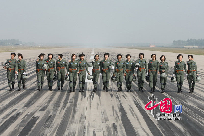 身著新式飛行服、頭戴新式頭盔的殲擊機女飛行員梯隊16名成員。