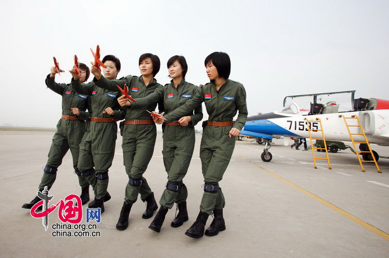 空中梯队女飞行员在研究编队飞行技术。