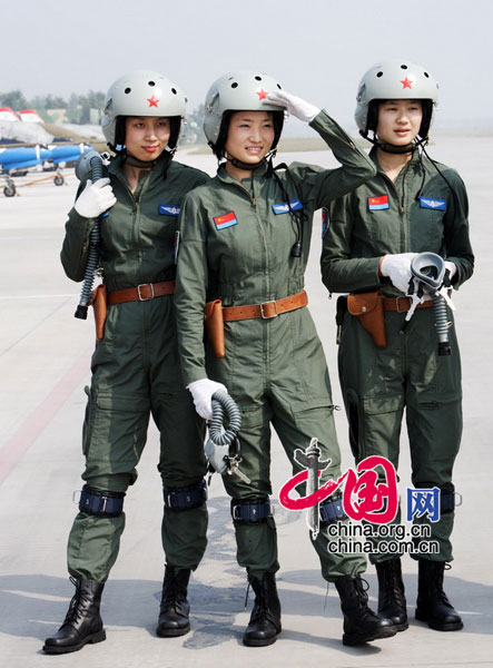 空中女飛行員梯隊飛行員贠璐、余旭、鐘芹（自左至右）。