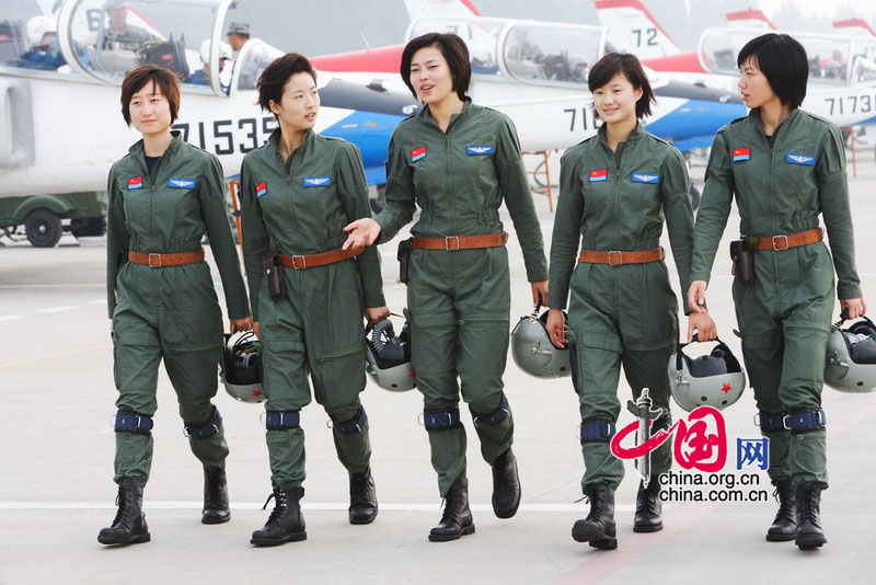 身著新式飛行服、頭戴新式頭盔的殲擊機女飛行員梯隊隊員。