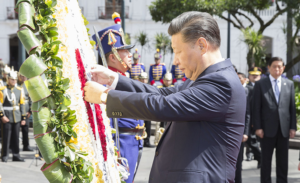 习近平向厄瓜多尔独立英雄纪念碑敬献花圈