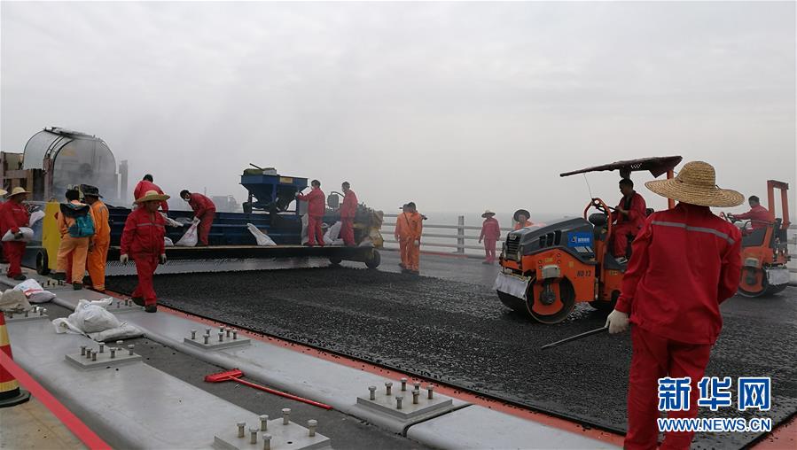 （社会）港珠澳大桥钢桥面铺装正式实施 
