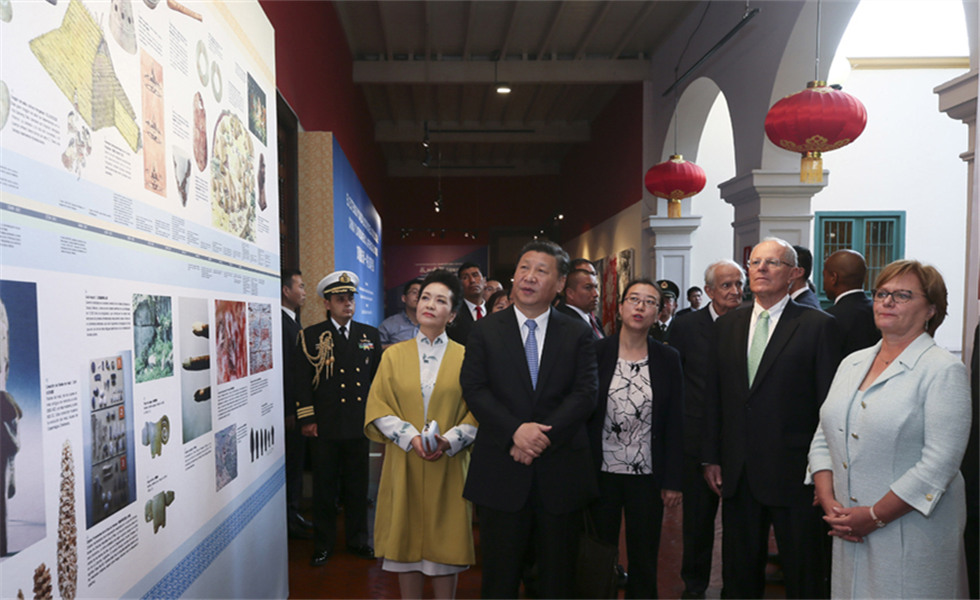 习近平和彭丽媛同秘鲁总统库琴斯基夫妇共同出席中拉文化交流年闭幕式并参观“天涯若比邻－华夏瑰宝展”