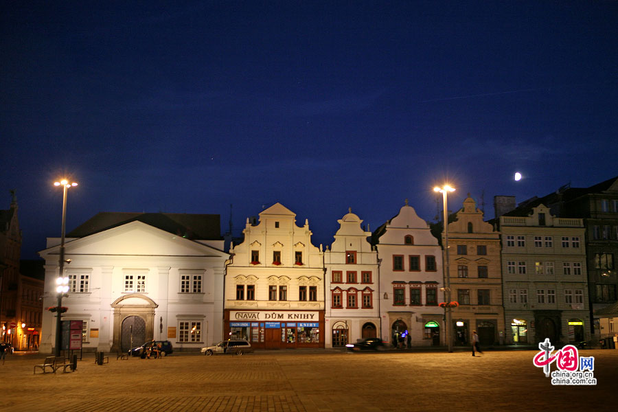 夜色下的老广场建筑