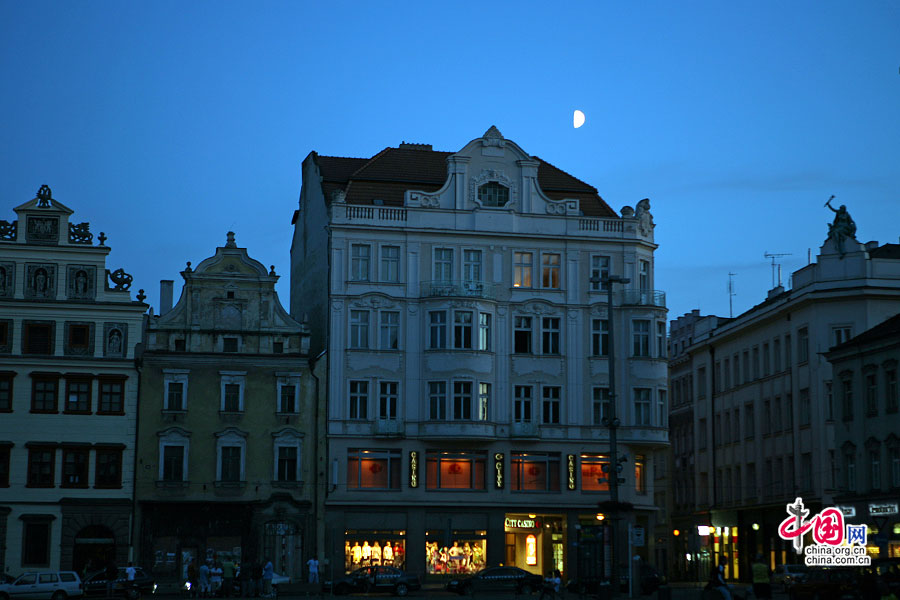 月色下的老广场