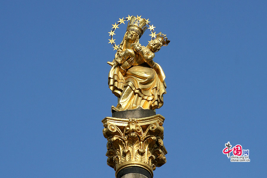 广场上的黑死病纪念柱顶部的金色圣母