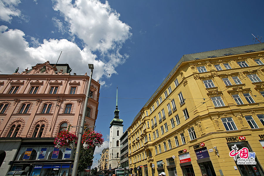 自由广场上风格迥异的两座建筑
