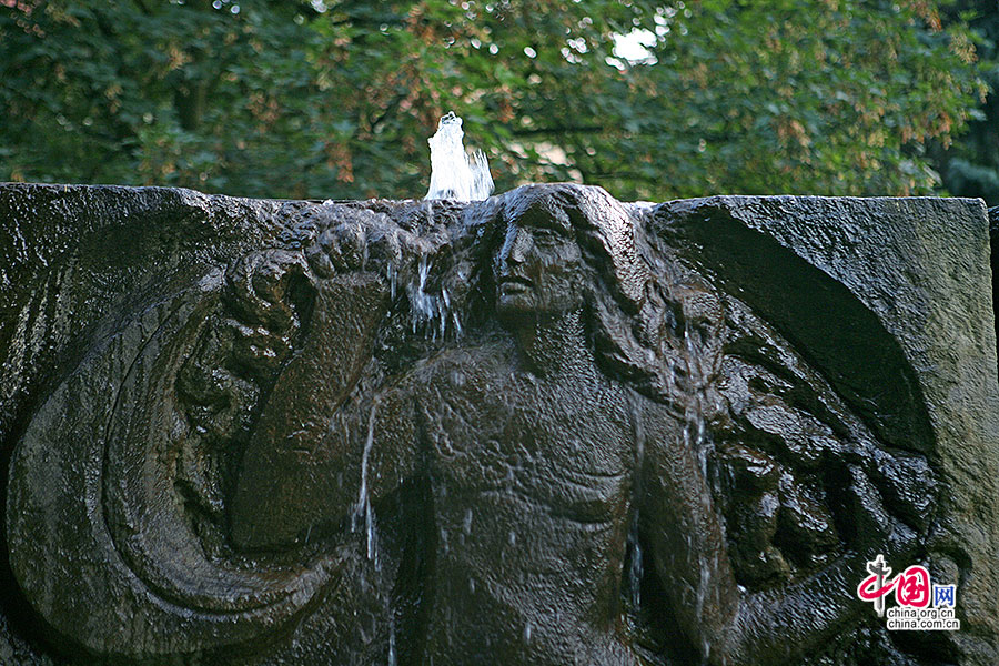 水池与中央的青铜雕塑