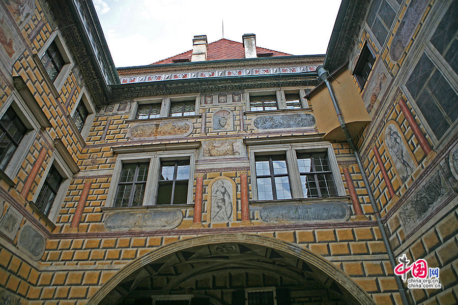 进入克鲁姆洛夫城堡满是绘成立体的砖画