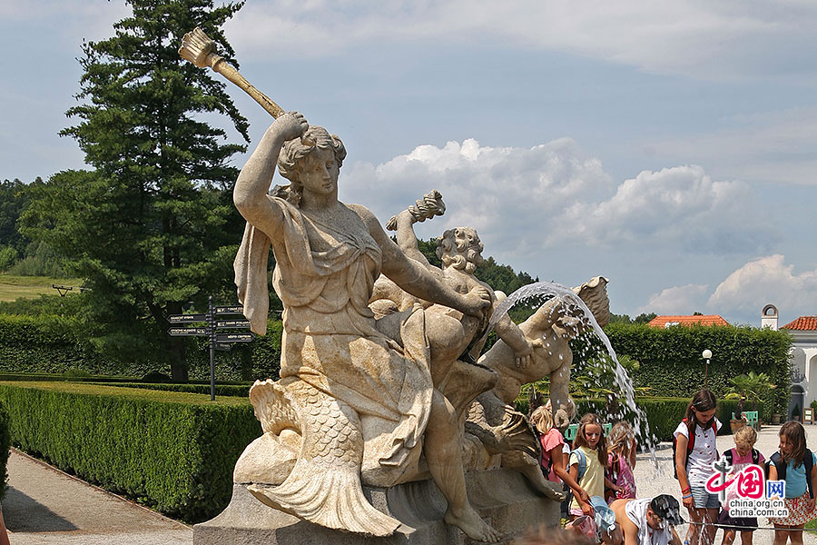 花园内的雕塑与喷泉